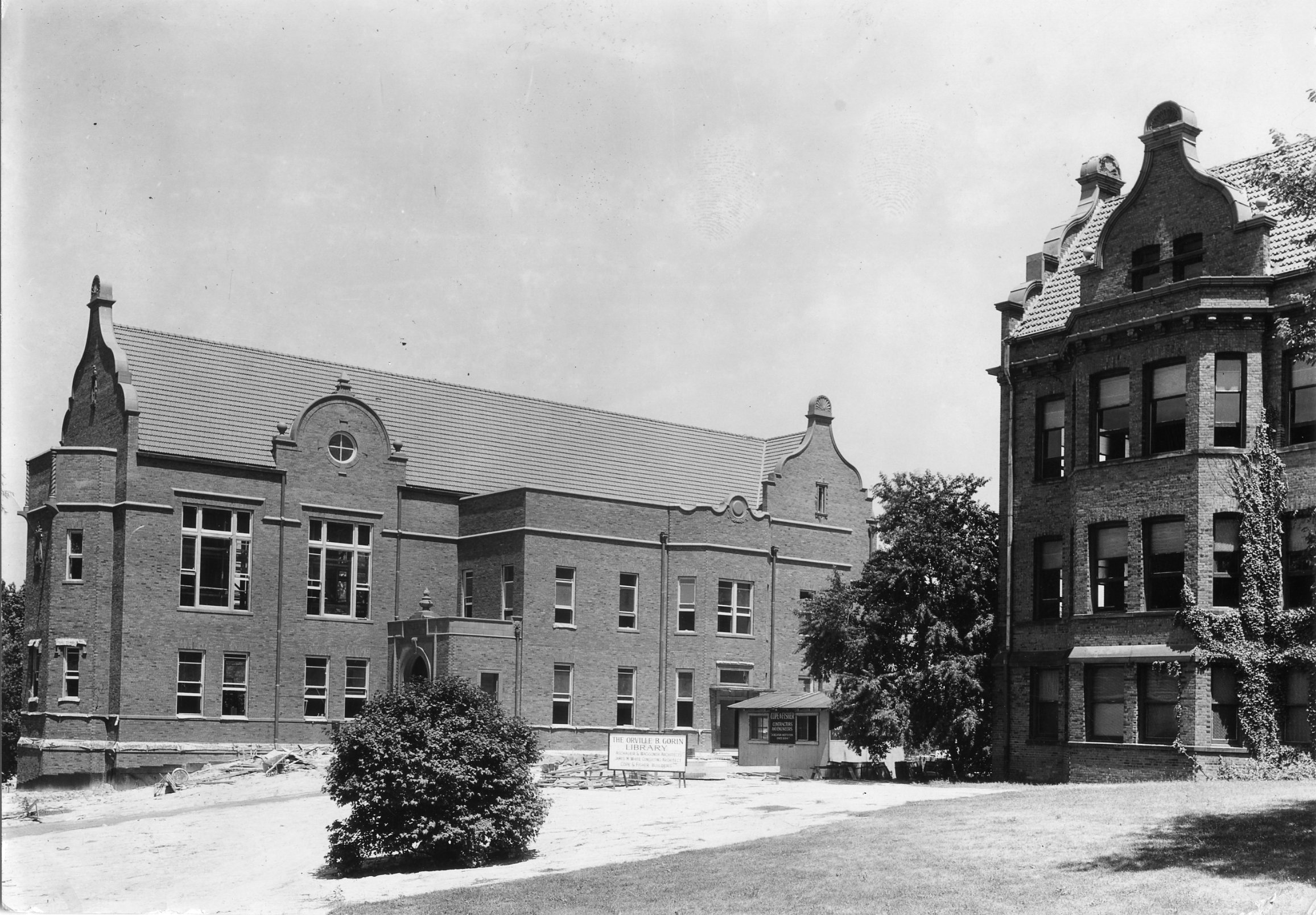 Black and white photo of the construction of Gorin Library in 1931
