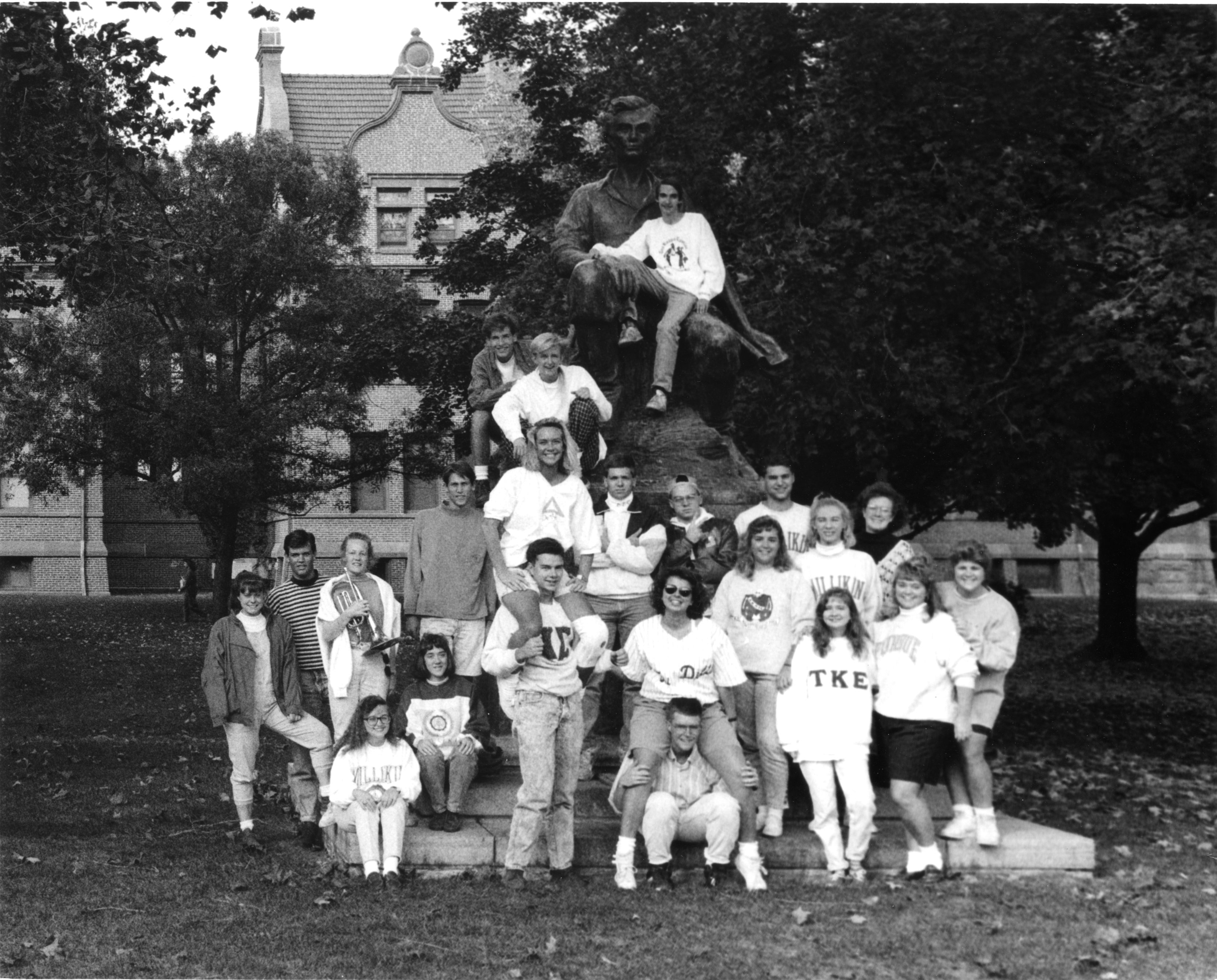 Black and white photo of 1980s era Millikin students with Lincoln sculpture