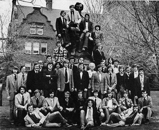 Black and white photo of 1970s Millikin students on Lincoln statue