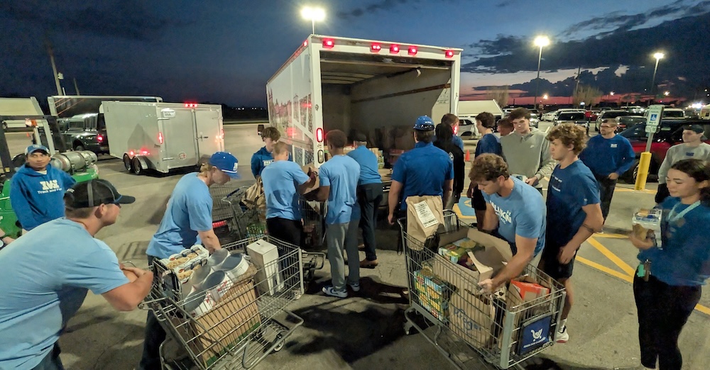 students loading food onto trucks