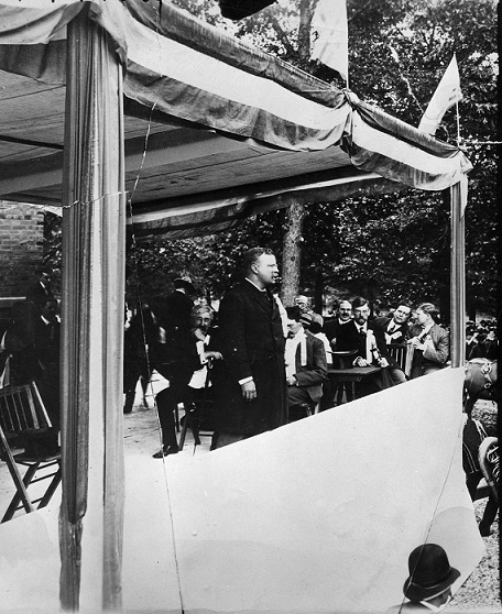 Black and white photo of Theodore Roosevelt giving dedicatory speech at Millikin University in 1903