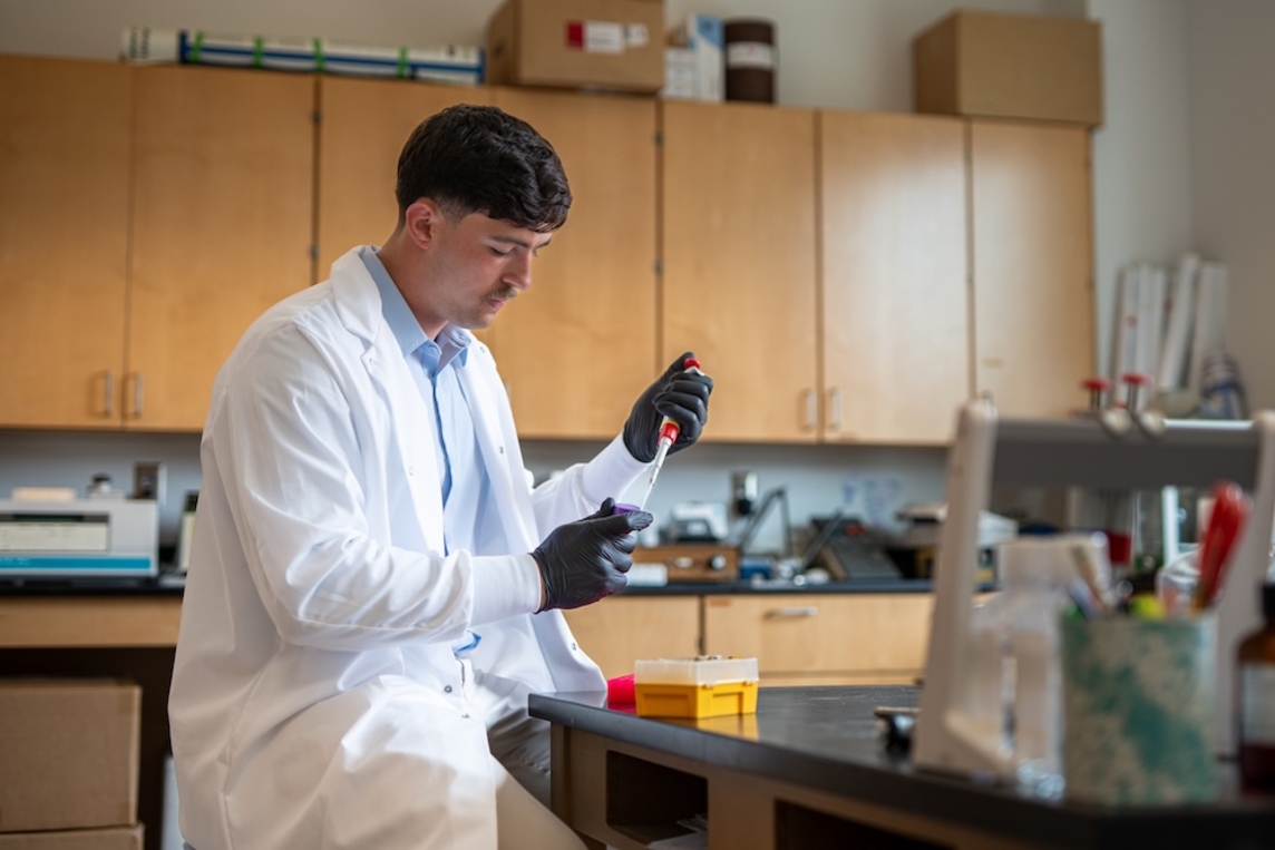Aaron Zoellner using lab equipment